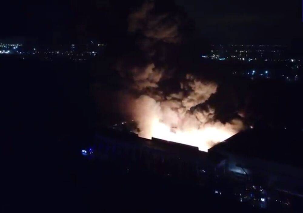 Огненное ЧП в питере: еще с ночи горит огромный склад - город заволокло черным дымом - видео