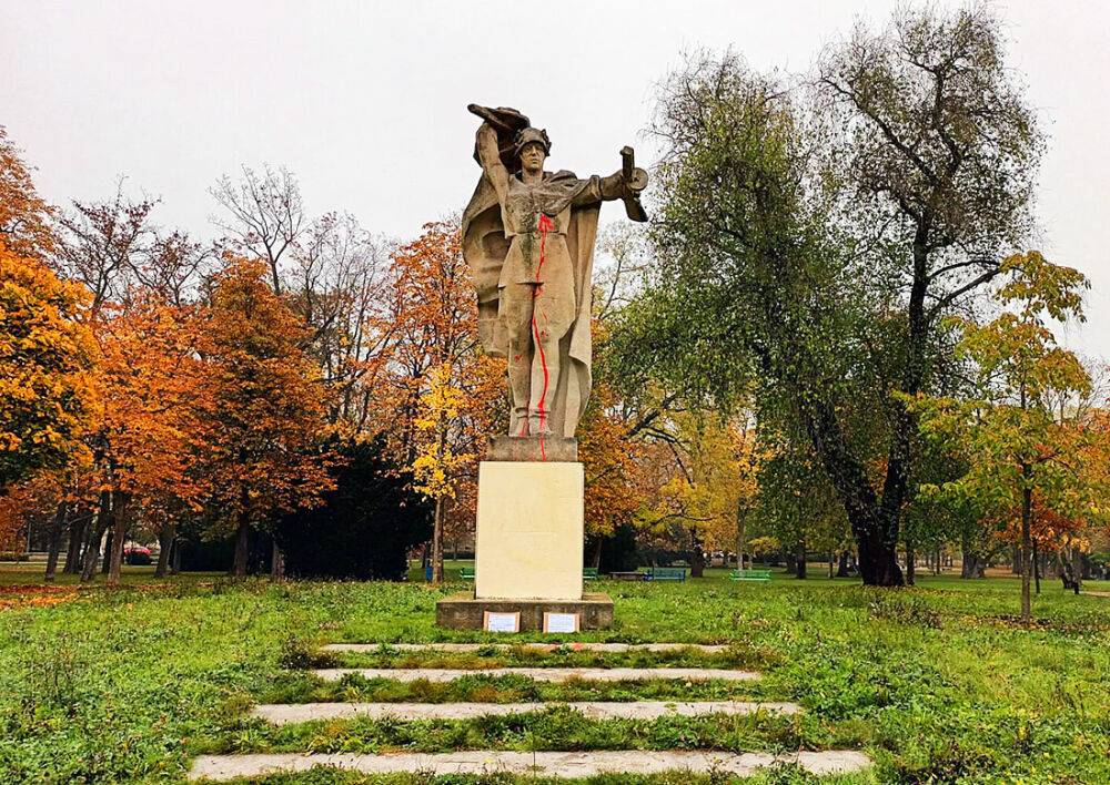 «Стиралка» исчезла: ночью неизвестный перекрасил памятник красноармейцам и оставил послание