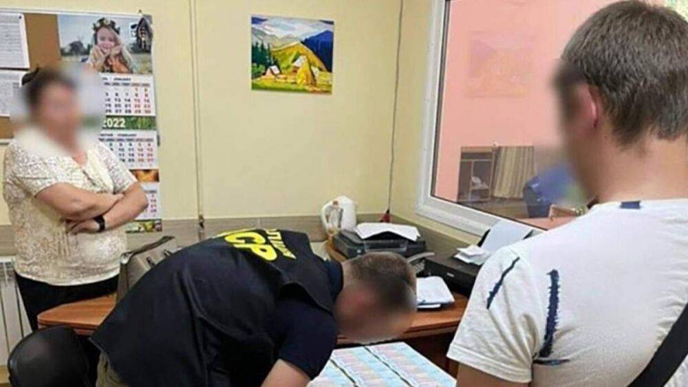 В одном из областных центров Украины декана университета поймали на взятке