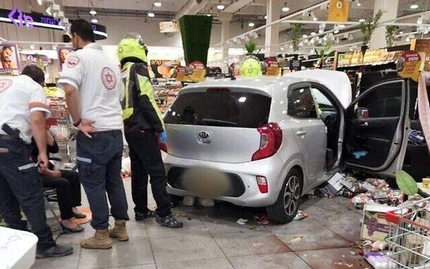 Aвтомобиль въехал в супермаркет в Иегуде, пять человек травмированы