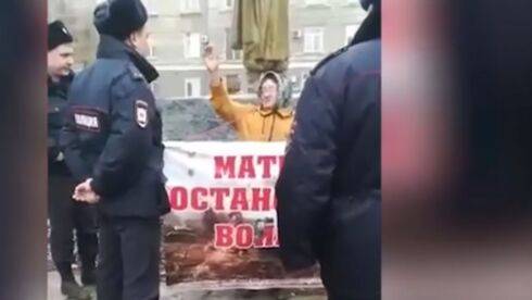 Полицейские впятером задержали пожилую женщину, выступавшую в Омске против войны