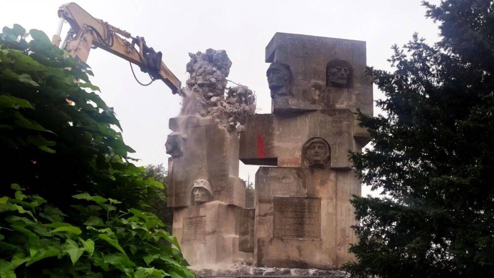 В Польше демонтировали ещё четыре памятника советским солдатам