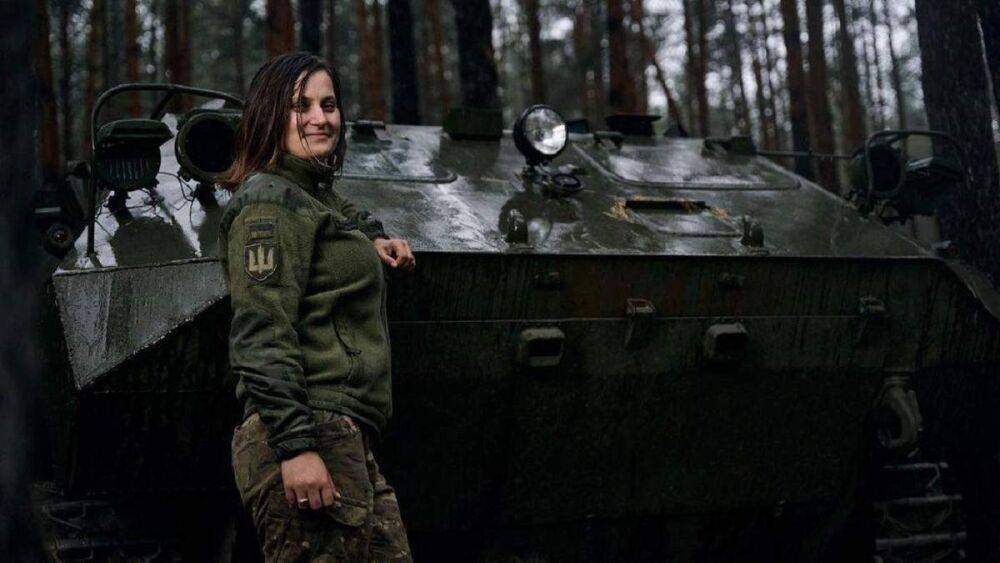 В ее взгляде – вся решительность нашей земли: чувствительные фото первой в Украине женщины-артиллеристки