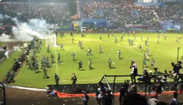 127 человек погибли на футбольном матче в Индонезии