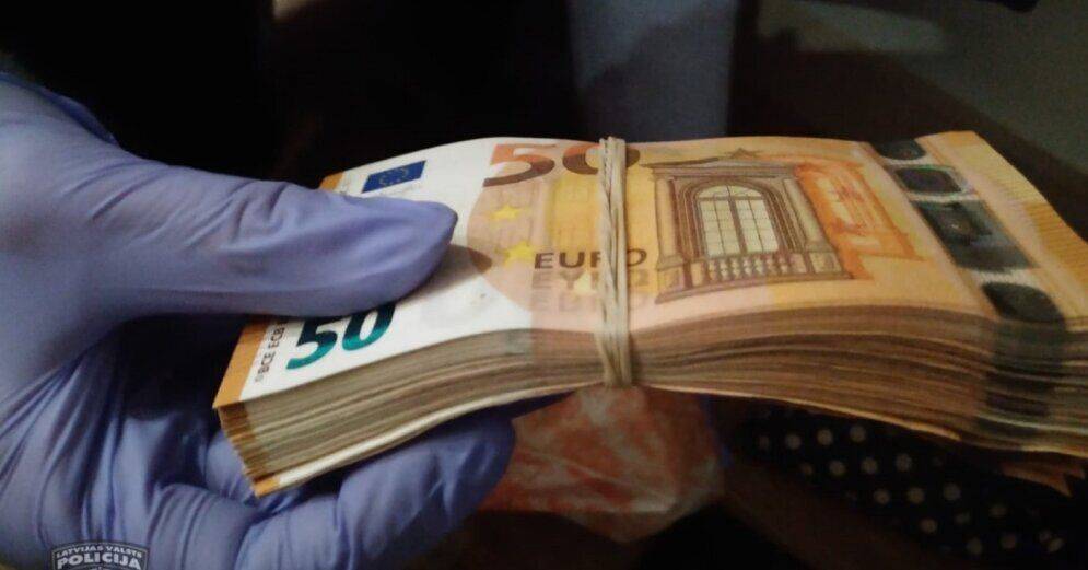 Трех мужчин подозревают в хищении в крупных размерах средств из еврофондов