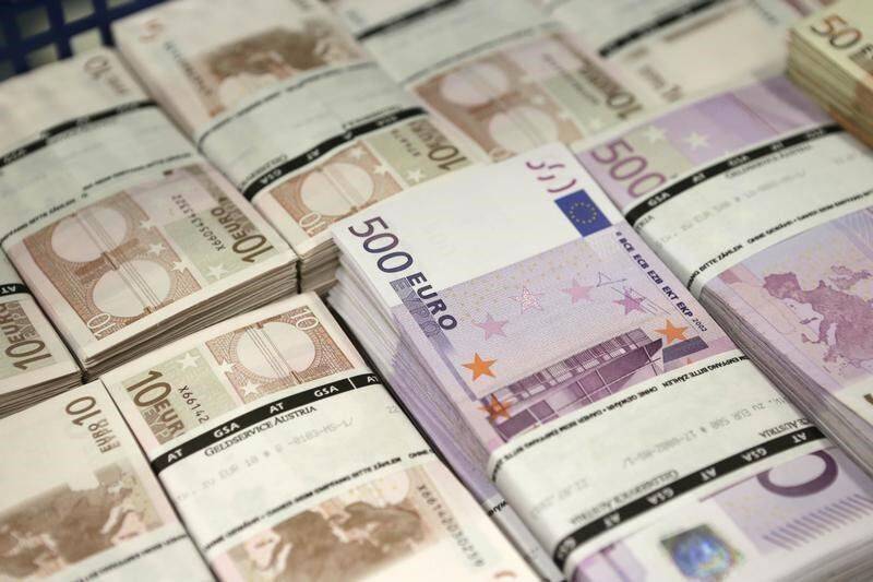 Средний курс евро со сроком расчетов "завтра" по итогам торгов составил 54,2914 руб.