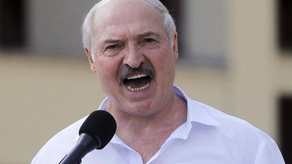 Лукашенко хочет "мобилизовать всех", но пока – на сбор урожая