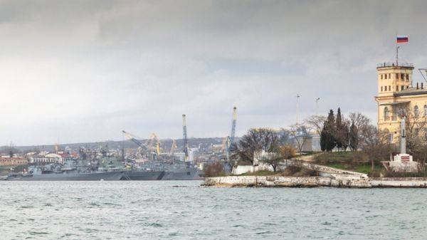 Россия заявила об атаке украинских дронов на Черноморский флот в Севастополе. Что известно
