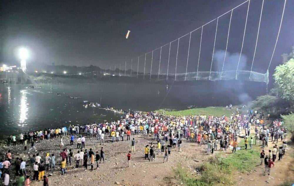 Обвал мосту в Індії: кількість загиблих різко зросла