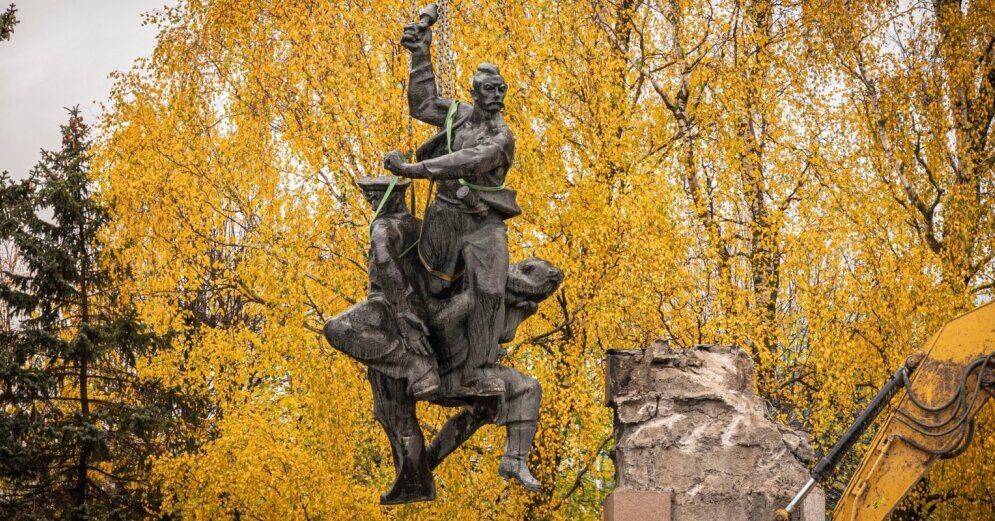 Демонтаж памятника в Лиепае: Служба госбезопасности оценит высказывания Елены Осиповой