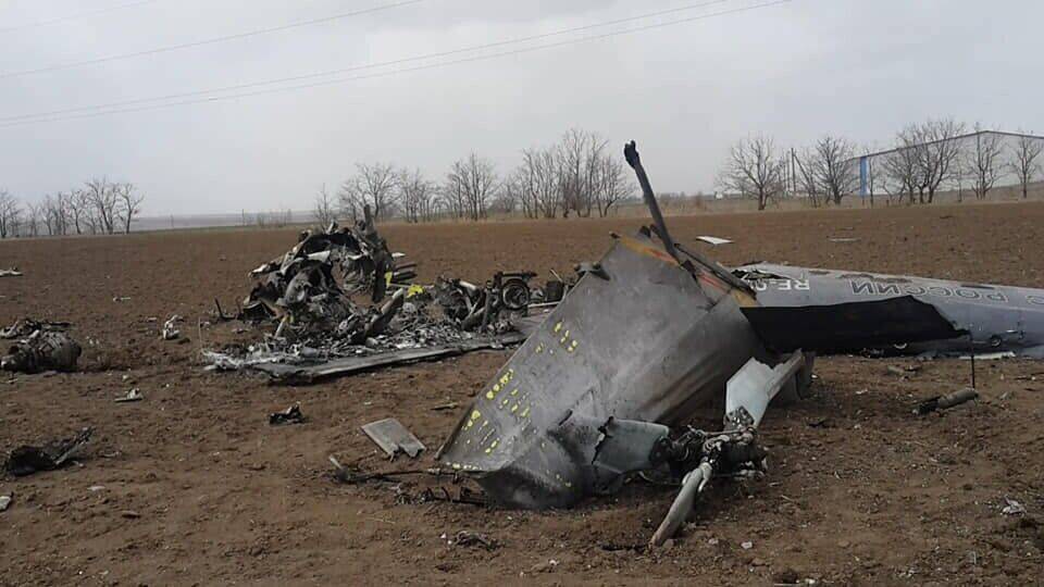 ВСУ на юге уничтожили более 30 оккупантов и два российских вертолета – детали