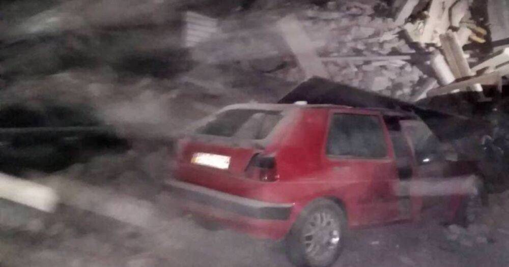 Россияне ударили ракетами по многоэтажкам в Запорожье, под завалами ищут людей (ФОТО)