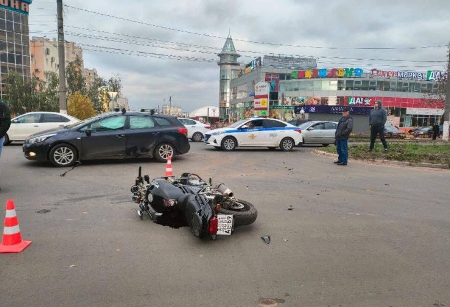 В Твери женщина за рулем легковушки нарушила правила и сбила мотоциклиста