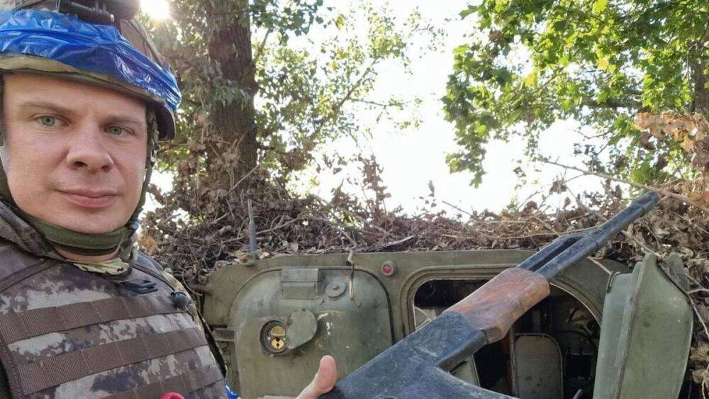 Деревянные калаши и обучающие гранаты: Комаров показал "оружие", с которым россияне приехали в Украину