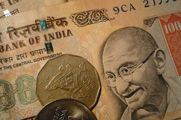 Рупия впервые опустившись до отметки 82,33 рупии за доллар