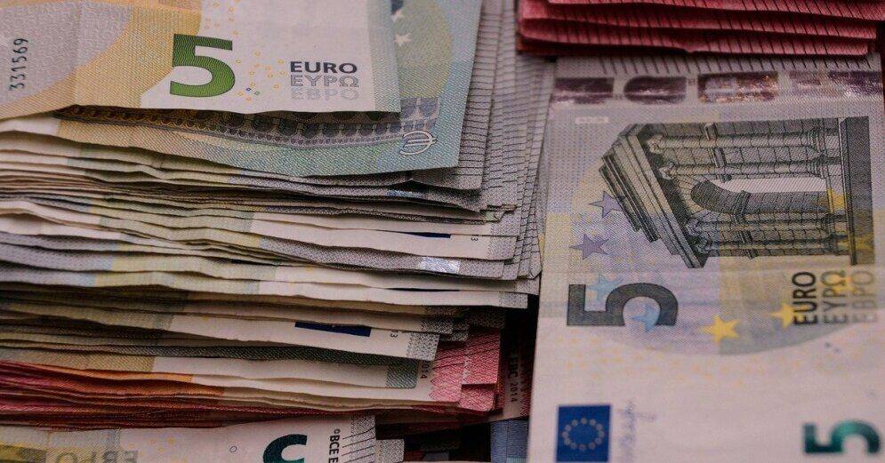 Комиссия Сейма единогласно поддержала повышение минимальной зарплаты до 620 евро
