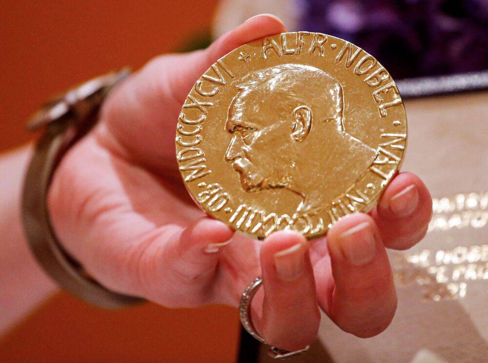 "Когда уже нобелевскую премию мира путину?": украинцы недоумевают решением отдать награду россиянам