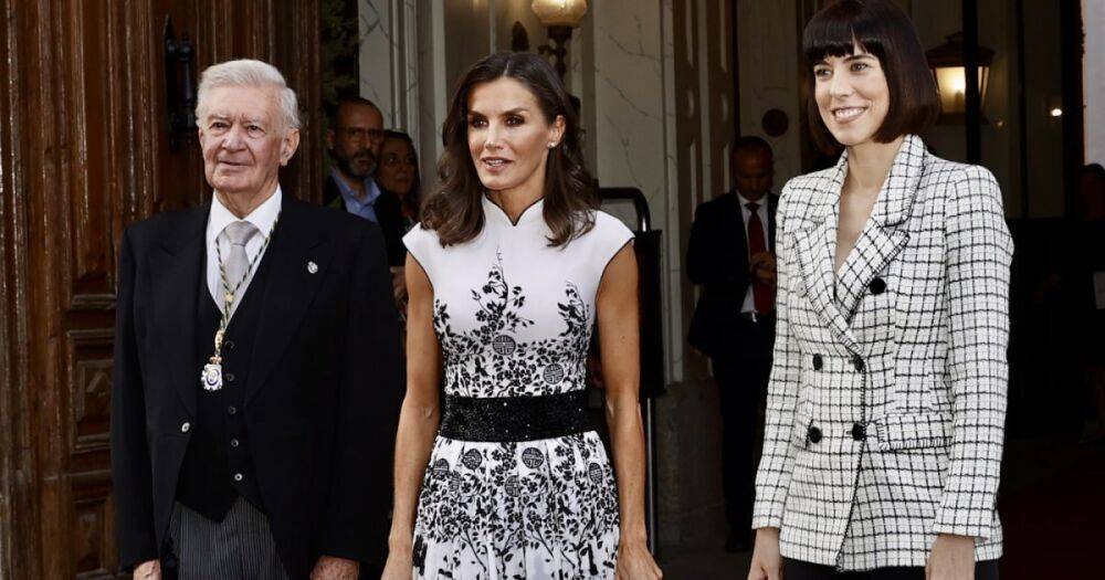 Королева Испании Летиция вышла в свет в потрясающем бело-черном платье