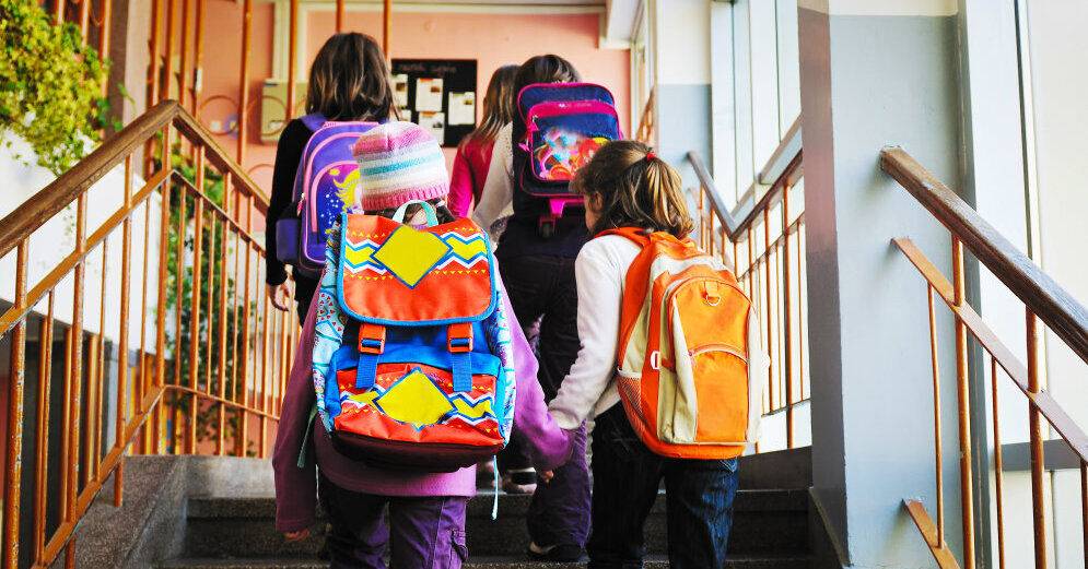 Власти Саласпилса не могут обеспечить школьный автобус: дети ездят учиться в Ригу