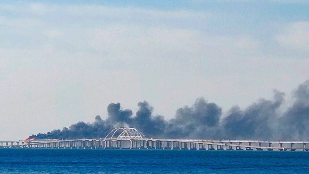 Крымский мост после взрыва пока закрыт для автобусов