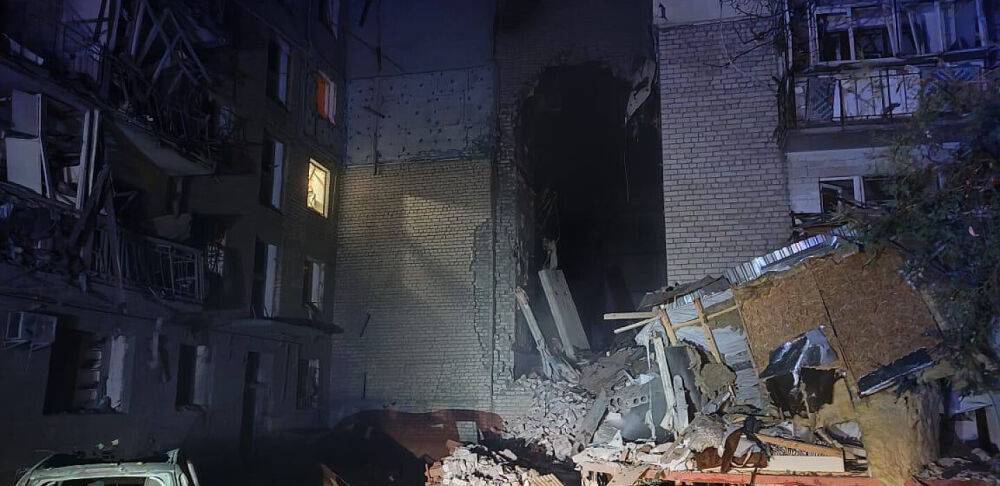 Росіяни вночі вгатили по житловій багатоповерхівці у Миколаєві: є загиблі