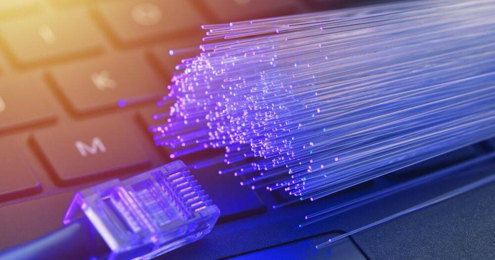 Передачу данных по оптоволокну разогнали до 1,53 Пбит/с: насколько быстрым стал Интернет