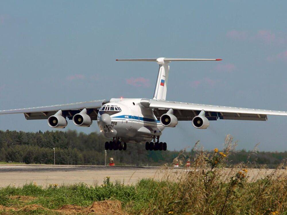 В Беларусь прилетели четыре больших военных самолета России
