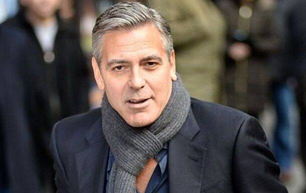 Джордж Клуни предстал на публике в порванном халате