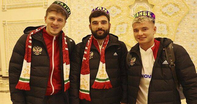 Сборную России тепло встретили в Душанбе. Игрокам и тренерам подарили тюбетейки