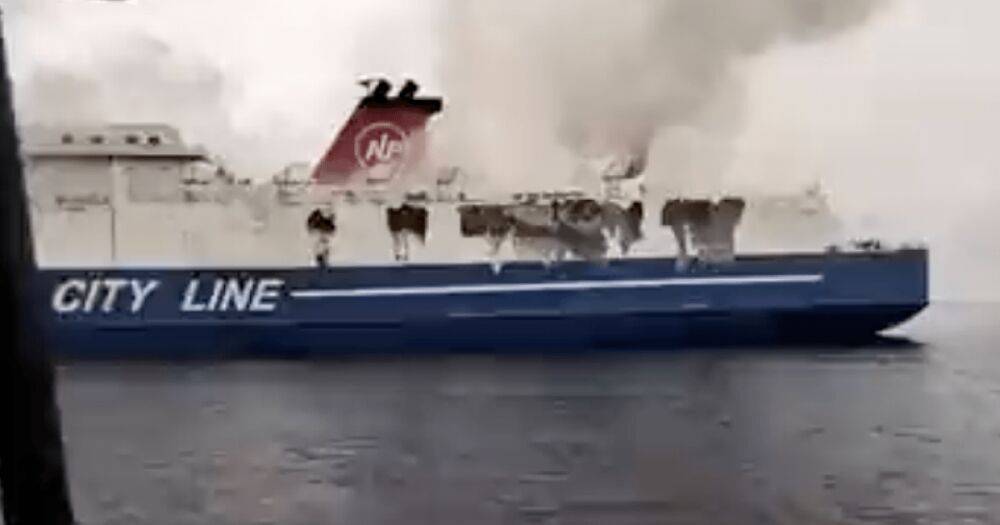 У берегов Бали загорелся туристический лайнер, людей эвакуируют (видео)