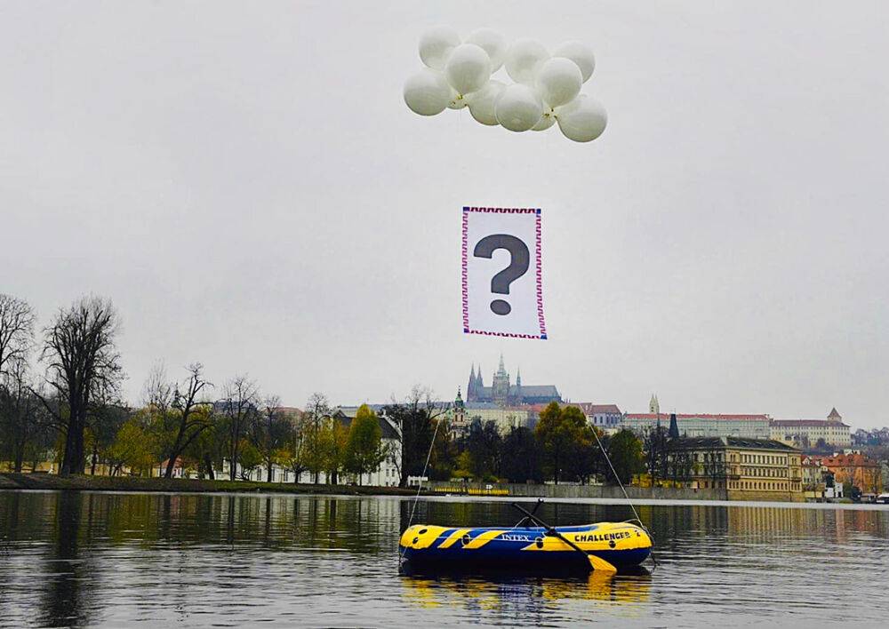 Активисты «укололи» президента Чехии необычной акцией у Пражского Града
