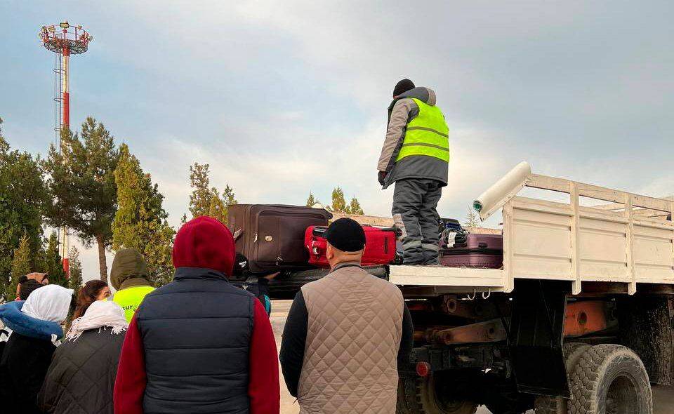 В Uzbekistan Airports объяснили, почему в аэропорту Карши багаж прилетевшим пассажирам выдавали из грузовика на холоде. Видео