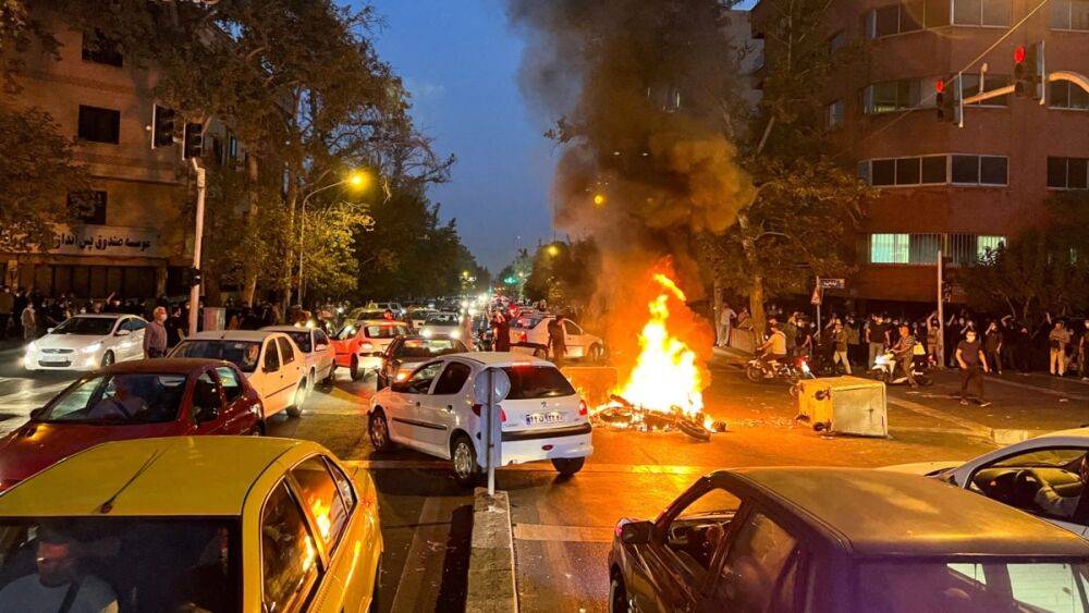 В Иране протестующие подожгли дом-музей аятоллы Хомейни
