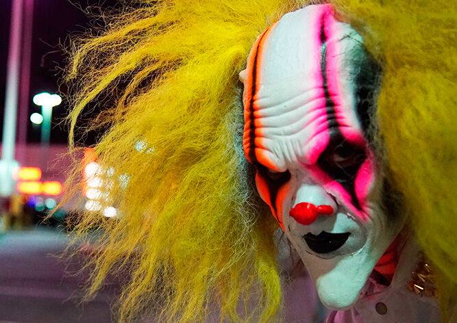 В Австрии перепуганный водитель сбил «клоуна-убийцу»