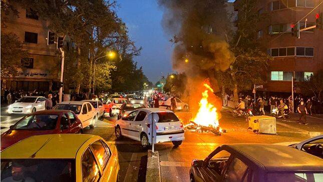 В Иране протестующие подожгли дом-музей аятоллы Хомейни