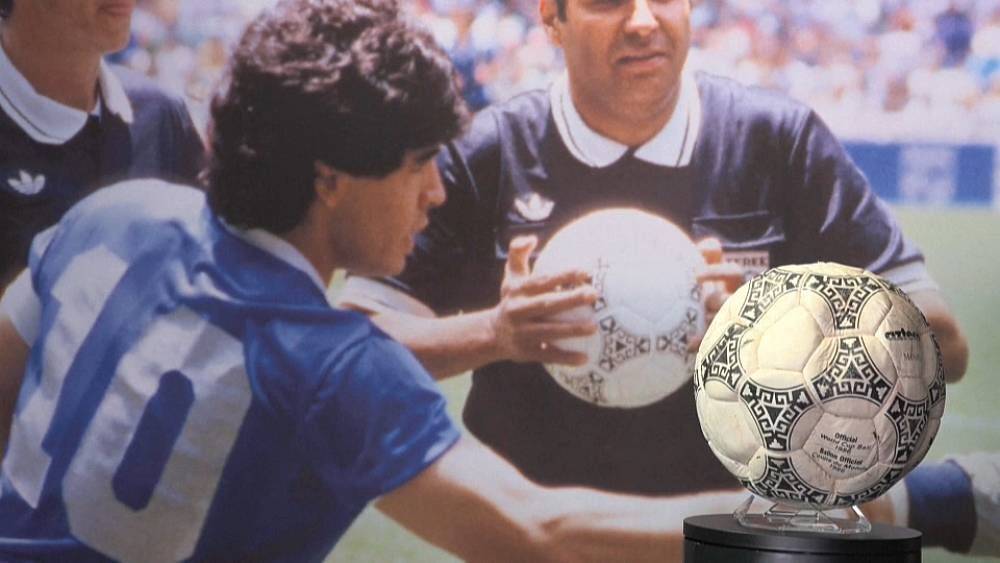 На аукцион выставлен мяч, которым Диего Марадона забил гол "рукой Бога"