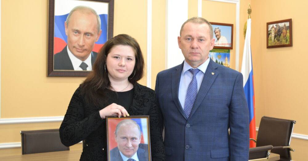 Место на свалке: в Петербурге решили утилизировать портреты руководителей России