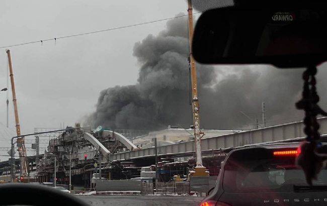 Москва в диму: розгорілася серйозна пожежа, у будівлі заблоковані люди