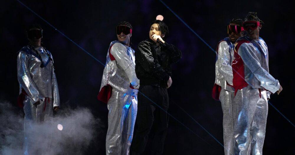 Джонгук из BTS и актер Морган Фримен выступили на церемонии ЧМ-2022 в Катаре
