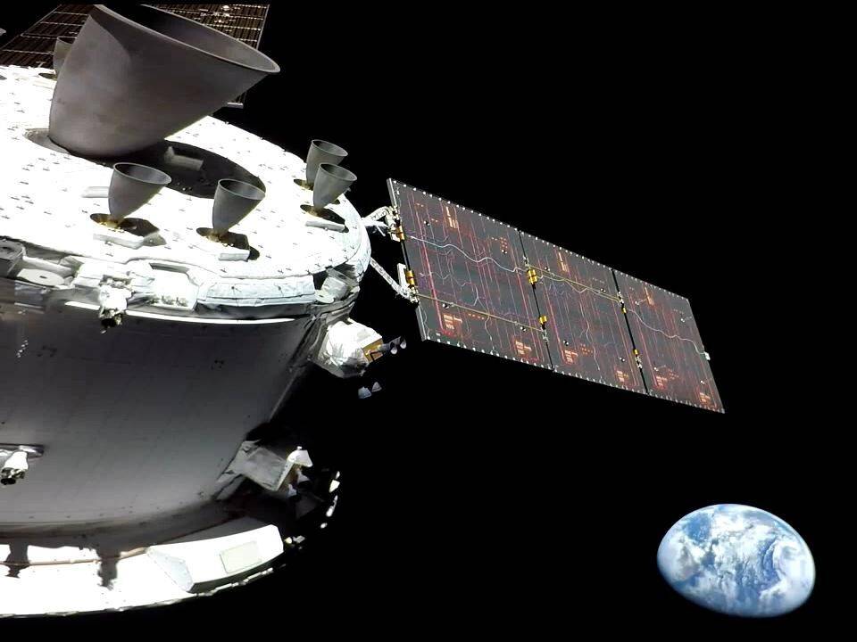 Космический корабль "Орион" прошел на минимальной высоте над поверхностью Луны