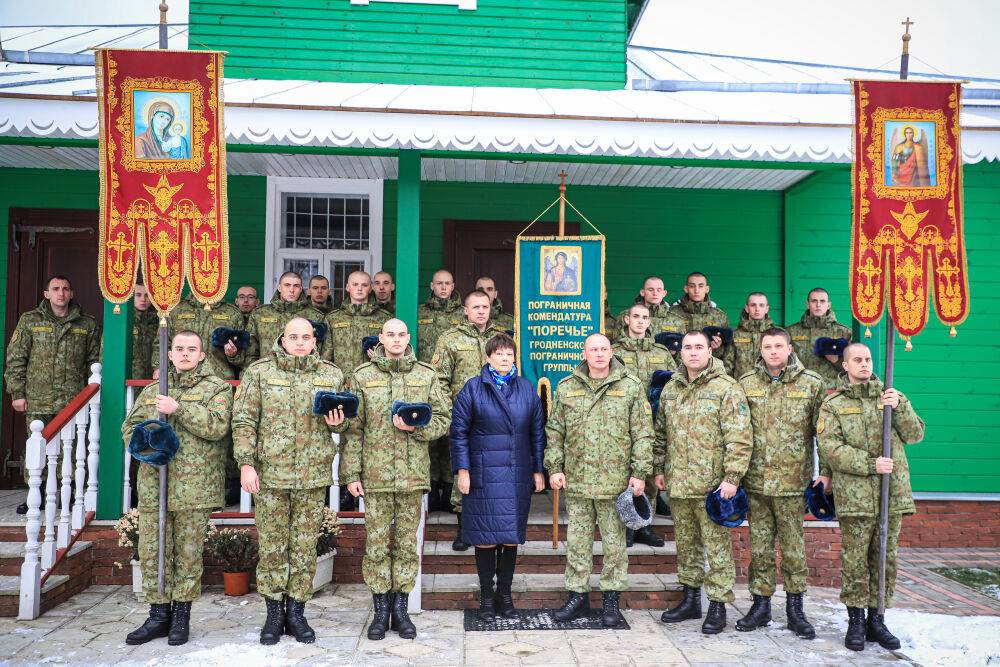 «Пусть и воины-пограничники будут такими же пламенными защитниками нашей Родины». Хоругвь с изображением Архистратига Михаила вручили пограничной комендатуре «Поречье»