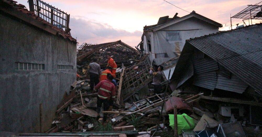 Большинство из них дети: в Индонезии почти в 3 раза возросло количество жертв землетрясения (фото)