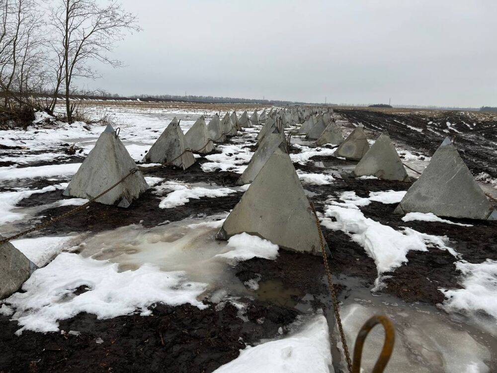 "Донбас - край пірамід": На окупованій території замість житла відливають бетонні блоки для укріплень