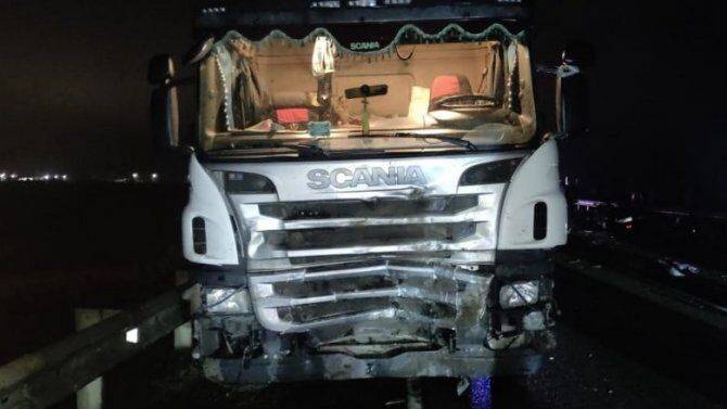 На трассе «Каспий» в Волгоградской области столкнулись два легковых автомобиля и грузовик, погибли два человека