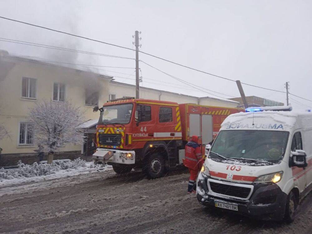 Оккупанты обстреляли Купянск. Под удар попали жилой дом и поликлиника, есть погибшие – ОП