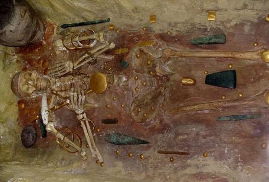 У Болгарії знайдено могилу з найдавнішими золотими артефактами (Фото)