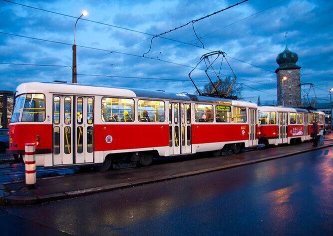 В Праге иностранец забыл в трамвае 5-летнюю дочь: видео