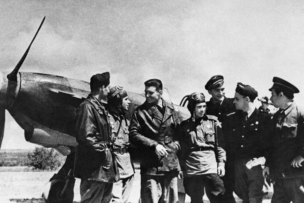 Минобороны опубликовало документы к 80-летию авиационной части "Нормандия - Неман"