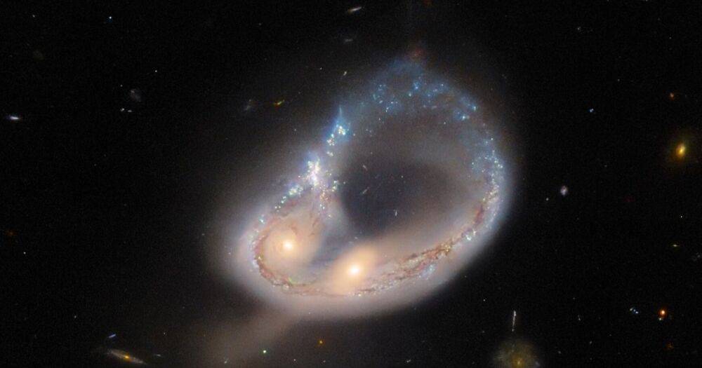 "Магическое" кольцо. Телескоп Хаббл сделал изображение необычной космической структуры (фото)