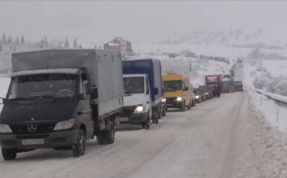 Сильный снегопад парализовал ряд дорог в Украине: в МВД показали последствия стихии